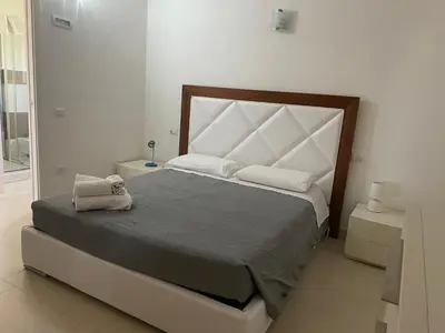 Letto o letti in una camera di appartamento con terrazza in villetta