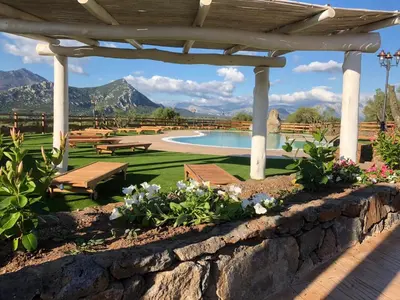Vista generica sulle montagne o vista sulle montagne dall'interno of country house