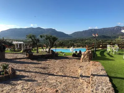 Vista generica sulle montagne o vista sulle montagne dall'interno of country house