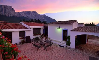 Vista generica sulle montagne o vista sulle montagne dall'interno dell'agriturismo