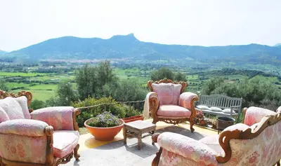Vista generica sulle montagne o vista sulle montagne dall'interno dell'affittacamere