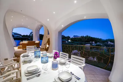 Area soggiorno di Villa Adele, con piscina a 700 mt dal mare