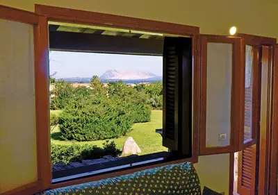 Vista generica sulle montagne o vista sulle montagne dall'interno dell'appartamento