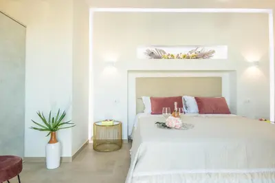 Letto o letti in una camera di HYPNOTIC GUESTHOUSE