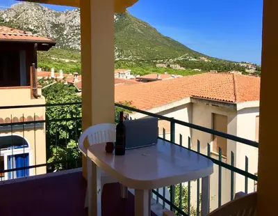 Vista generica sulle montagne o vista sulle montagne dall'interno dell'appartamento