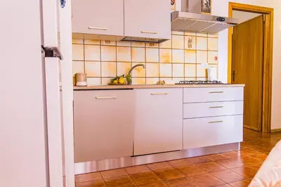 Cucina o angolo cottura di Casa Goletta soggiorno per 4 a 2 minuti dalla spiaggia IUNQ0334