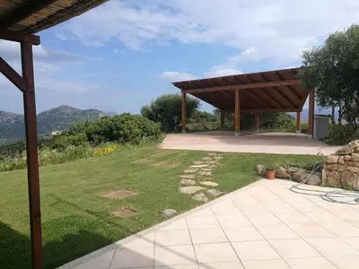 Vista generica sulle montagne o vista sulle montagne dall'interno della casa vacanze