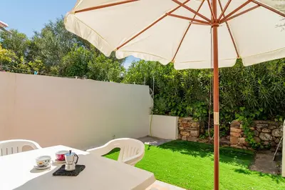 Giardino di Appartamento Residenziale Trilocale 4 posti letto via Oristano