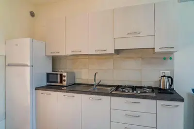 Cucina o angolo cottura di Appartamento Residenziale Trilocale 4 posti letto via Oristano