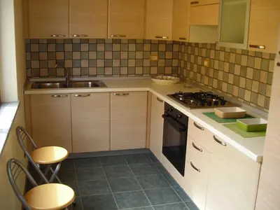 Cucina o angolo cottura di casa con terrazza fronte mare