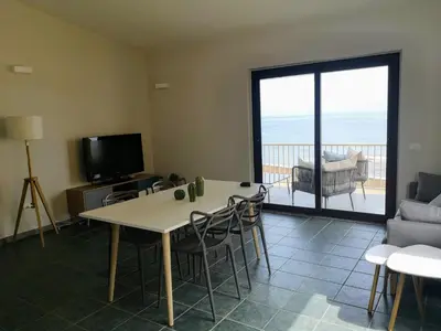 TV o dispositivi per l'intrattenimento presso casa con terrazza fronte mare