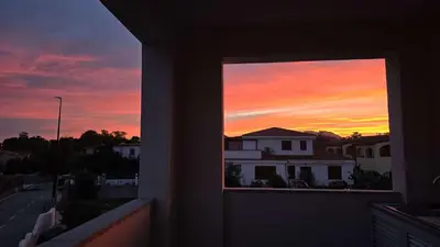 Alba o tramonto visti dall'interno dell'affittacamere o dai dintorni