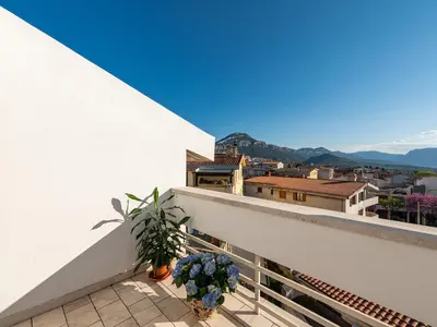 Vista generica sulle montagne o vista sulle montagne dall'interno del bed & breakfast