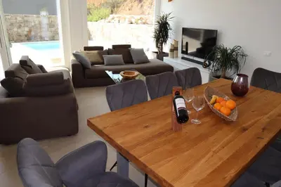 Area soggiorno di neues Haus mit beheiztem Pool