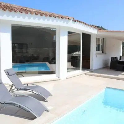neues Haus mit beheiztem Pool