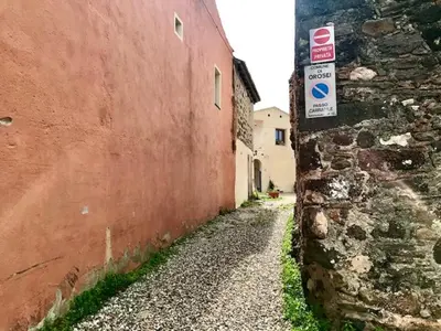 Planimetria di Domo Mea Terra e Domo Mea Chelu - Comfort nel centro storico di Orosei