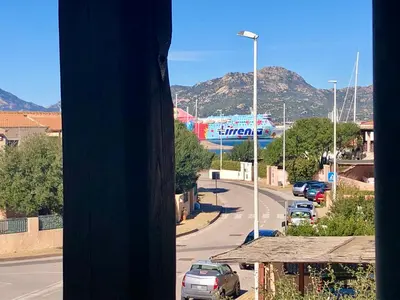 Vista generica sulle montagne o vista sulle montagne dall'interno dell'appartamento
