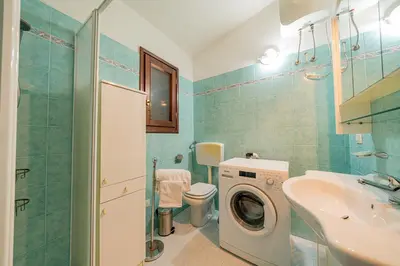 Bagno di Appartamento Trilocale Le Canne 4 posti letto con giardino e posto auto privato