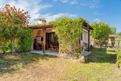 Giardino di Appartamento Trilocale Le Canne 4 posti letto con giardino e posto auto privato