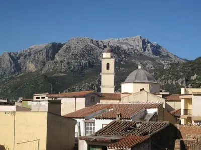 Vista generica sulle montagne o vista sulle montagne dall'interno dell'appartamento
