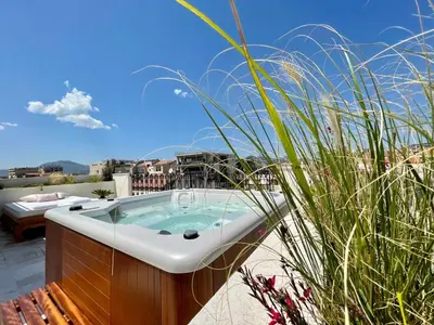 Piscina di Home Avenue Luxury Townhouse o nelle vicinanze