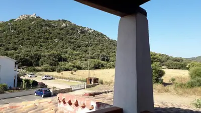 Vista generica sulle montagne o vista sulle montagne dall'interno dell'appartamento