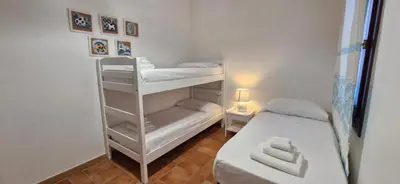 Letto o letti in una camera di Capo Figari 13, Appartamento spazioso nel centro di Golfo Aranci con terrazza vista mare, Wi-Fi, parcheggio gratuito
