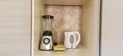Set per la preparazione di tè e caffè presso Capo Figari 13, Appartamento spazioso nel centro di Golfo Aranci con terrazza vista mare, Wi-Fi, parcheggio gratuito