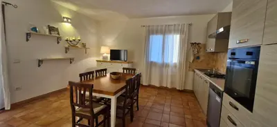 Cucina o angolo cottura di Capo Figari 13, Appartamento spazioso nel centro di Golfo Aranci con terrazza vista mare, Wi-Fi, parcheggio gratuito
