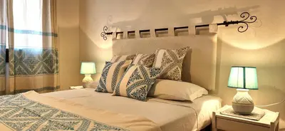 Letto o letti in una camera di Capo Figari 13, Appartamento spazioso nel centro di Golfo Aranci con terrazza vista mare, Wi-Fi, parcheggio gratuito