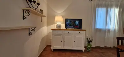 TV o dispositivi per l'intrattenimento presso Capo Figari 13, Appartamento spazioso nel centro di Golfo Aranci con terrazza vista mare, Wi-Fi, parcheggio gratuito