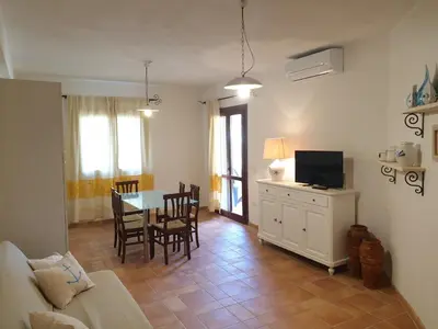 TV o dispositivi per l'intrattenimento presso Capo Figari 9, Appartamento spazioso nel centro di Golfo Aranci con terrazza, Wi-Fi, parcheggio gratuito