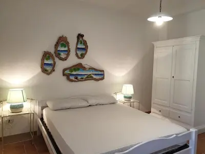 Letto o letti in una camera di Capo Figari 9, Appartamento spazioso nel centro di Golfo Aranci con terrazza, Wi-Fi, parcheggio gratuito