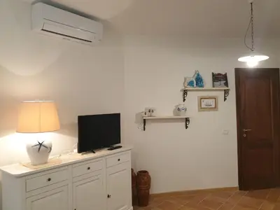 TV o dispositivi per l'intrattenimento presso Capo Figari 9, Appartamento spazioso nel centro di Golfo Aranci con terrazza, Wi-Fi, parcheggio gratuito