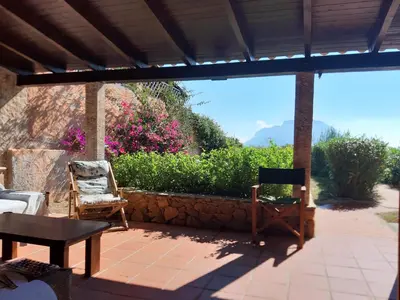 Vista generica sulle montagne o vista sulle montagne dall'interno della villa