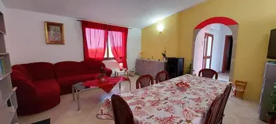 Area soggiorno di Indipendente con PISCINA USO ESCLUSIVO Internet illimitato