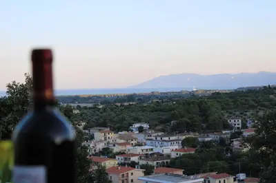 Vista generica sulle montagne o vista sulle montagne dall'interno della casa vacanze