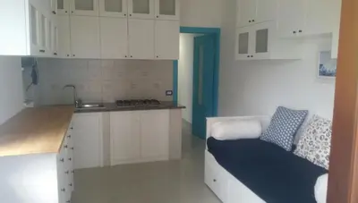 Cucina o angolo cottura di Villa Vera trifamigliare con ingresso diretto 20 mt al mare clima wi-fi bbq