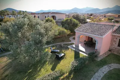 Vista generica sulle montagne o vista sulle montagne dall'interno della casa vacanze