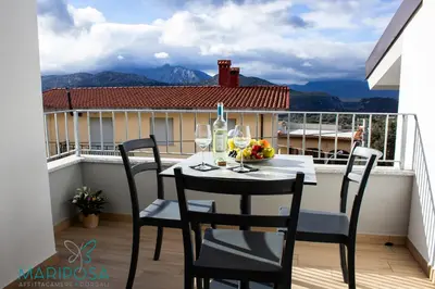 Vista generica sulle montagne o vista sulle montagne dall'interno del bed & breakfast