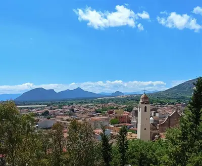 Vista generica sulle montagne o vista sulle montagne dall'interno dell'appartamento