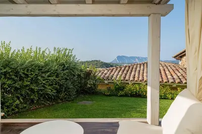 Vista generica sulle montagne o vista sulle montagne dall'interno della villa