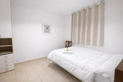 Letto o letti in una camera di Dimoras 3BR City Center Balcony & Parking SF