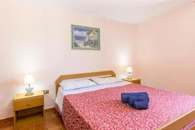 Letto o letti in una camera di Appartamenti in Villa con ampio giardino esterno