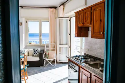 Cucina o angolo cottura di Terrazza Lungomare, e sei in spiaggia...