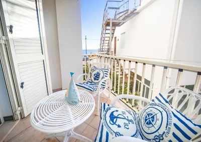 Balcone o terrazza di Lungomare Bay, e sei in spiaggia...