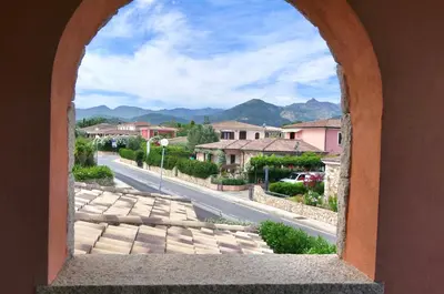 Vista generica sulle montagne o vista sulle montagne dall'interno dell'appartamento