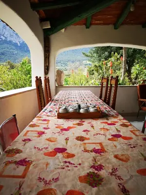 Vista generica sulle montagne o vista sulle montagne dall'interno dell'appartamento