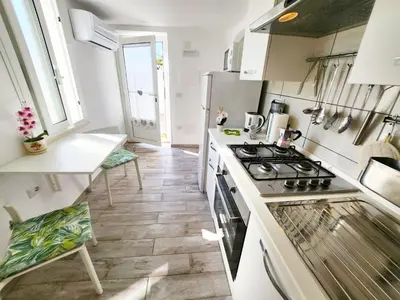 Cucina o angolo cottura di Casa al mare Orchidea - Motoparking - Wifi Free - AC