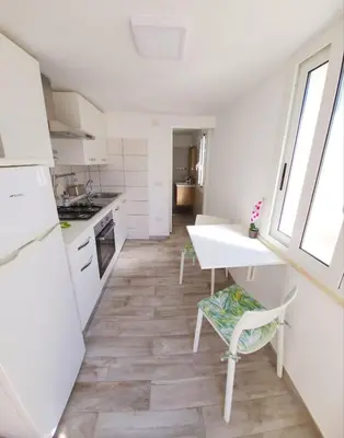 Cucina o angolo cottura di Casa al mare Orchidea - Motoparking - Wifi Free - AC